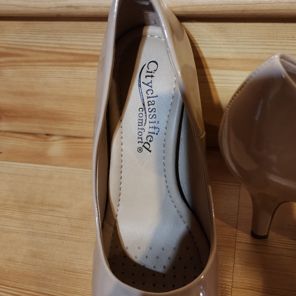City Classified Women's Comfort Classic Pumps - Picture 5 of 13